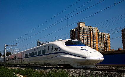 与朋友们在全新的团队模式中，打场《友尽高尔夫》